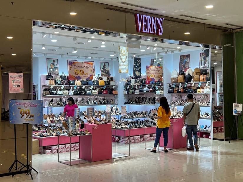 Một cửa hàng của công ty giày dép Vern’s. Ảnh: AP