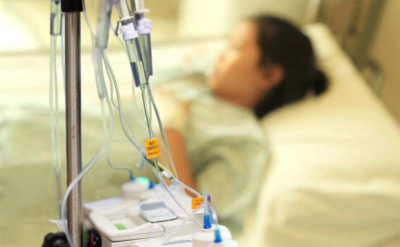 Điều trị bệnh ung thư bằng hóa trị và xạ trị cái nào nặng hơn? 1
