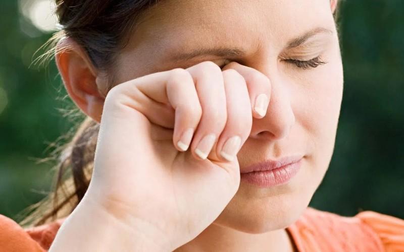 Vì sao giật mắt phải nữ? Điềm báo gì khi nháy mắt phải nữ?